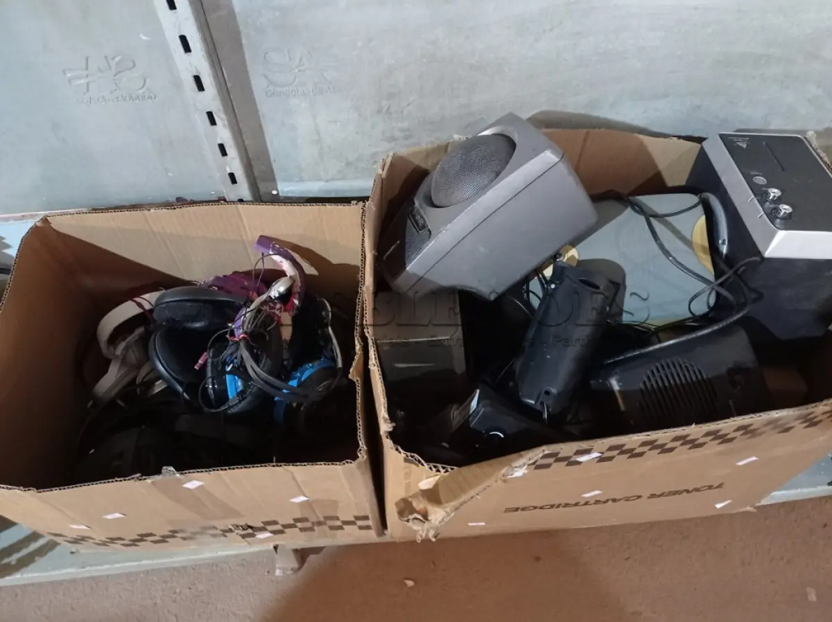 LOTE 068 - 01 LOTE COM VÁRIOS FONES DE OUVIDO, MOUSES E CAIXINHAS DE SOM PARA PC MARCAS E MODELOS DIVERSOS. (NO ESTADO) ATENÇÃO! FAZER A VISITAÇÃO ANTES DE ARREMATAR, NÃO SABEMOS SE FUNCIONA. LEILÃO NÃO TEM GARANTIA E NEM DEVOLUÇÃO, SUJEITO A POSSÍVEIS AVARIAS VISÍVEIS/OCULTAS E/OU AUSÊNCIA DE COMPONENTES.