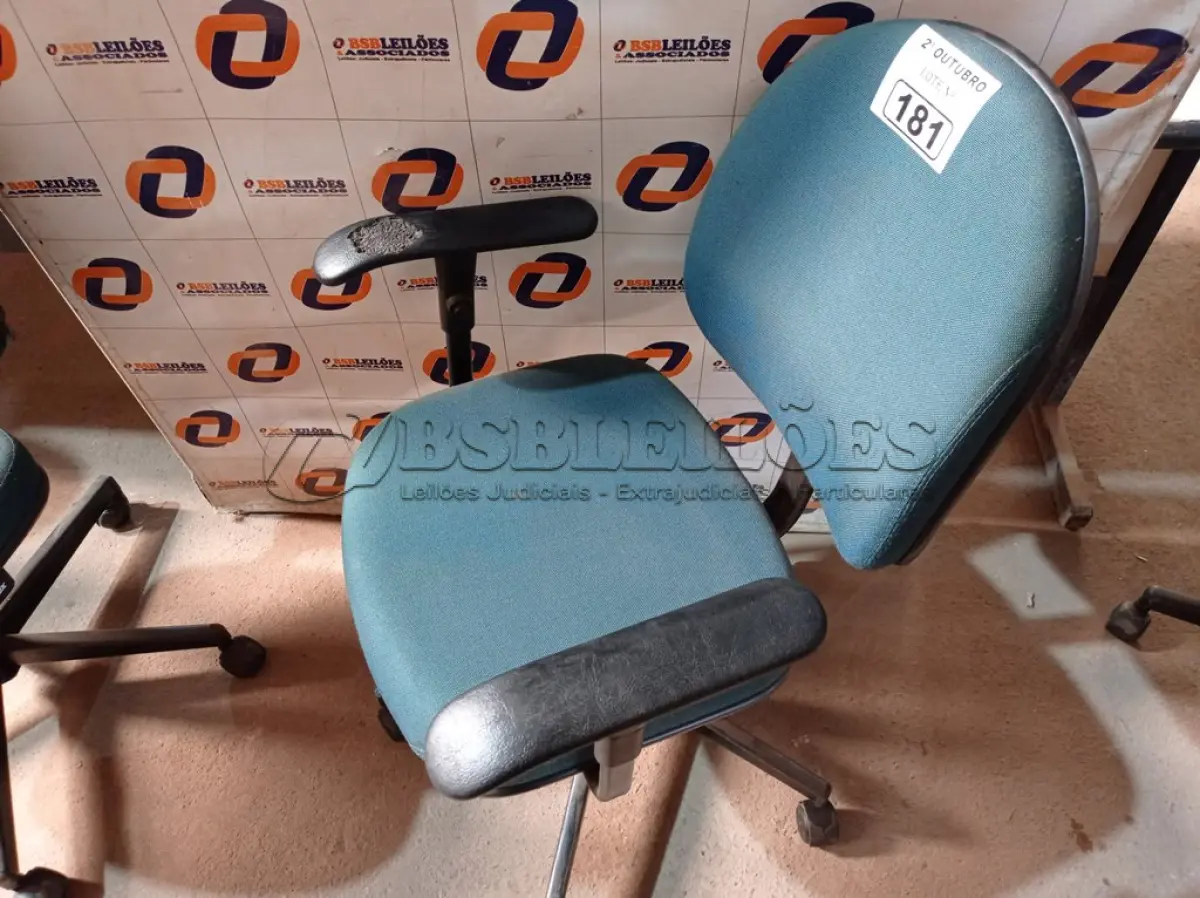 LOTE 181 - 01 CADEIRA DE ESCRITÓRIO COM BASE GIRATÓRIA. (NO ESTADO) ATENÇÃO! FAZER A VISITAÇÃO ANTES DE ARREMATAR, NÃO SABEMOS SE FUNCIONA. LEILÃO NÃO TEM GARANTIA E NEM DEVOLUÇÃO, SUJEITO A POSSÍVEIS AVARIAS VISÍVEIS/OCULTAS E/OU AUSÊNCIA DE COMPONENTES.