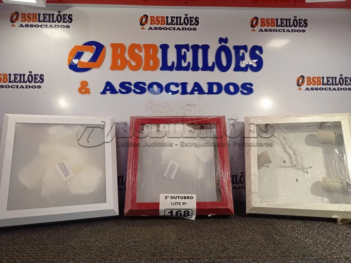 LOTE 168 - 03 PLAFONS DE SOBREPOR 30X30 INCOLUSTRE. (NO ESTADO) ATENÇÃO! FAZER A VISITAÇÃO ANTES DE ARREMATAR, NÃO SABEMOS SE FUNCIONA. LEILÃO NÃO TEM GARANTIA E NEM DEVOLUÇÃO, SUJEITO A POSSÍVEIS AVARIAS VISÍVEIS/OCULTAS E/OU AUSÊNCIA DE COMPONENTES.
