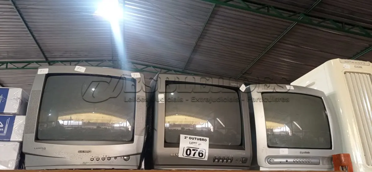 LOTE 076 - 03 TV’S DE TUBO MARCAS E MODELOS DIVERSOS. (NO ESTADO) ATENÇÃO! FAZER A VISITAÇÃO ANTES DE ARREMATAR, NÃO SABEMOS SE FUNCIONA. LEILÃO NÃO TEM GARANTIA E NEM DEVOLUÇÃO, SUJEITO A POSSÍVEIS AVARIAS VISÍVEIS/OCULTAS E/OU AUSÊNCIA DE COMPONENTES.