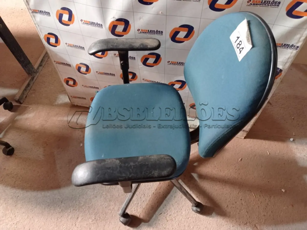 LOTE 184 - 01 CADEIRA DE ESCRITÓRIO COM BASE GIRATÓRIA. (NO ESTADO) ATENÇÃO! FAZER A VISITAÇÃO ANTES DE ARREMATAR, NÃO SABEMOS SE FUNCIONA. LEILÃO NÃO TEM GARANTIA E NEM DEVOLUÇÃO, SUJEITO A POSSÍVEIS AVARIAS VISÍVEIS/OCULTAS E/OU AUSÊNCIA DE COMPONENTES.