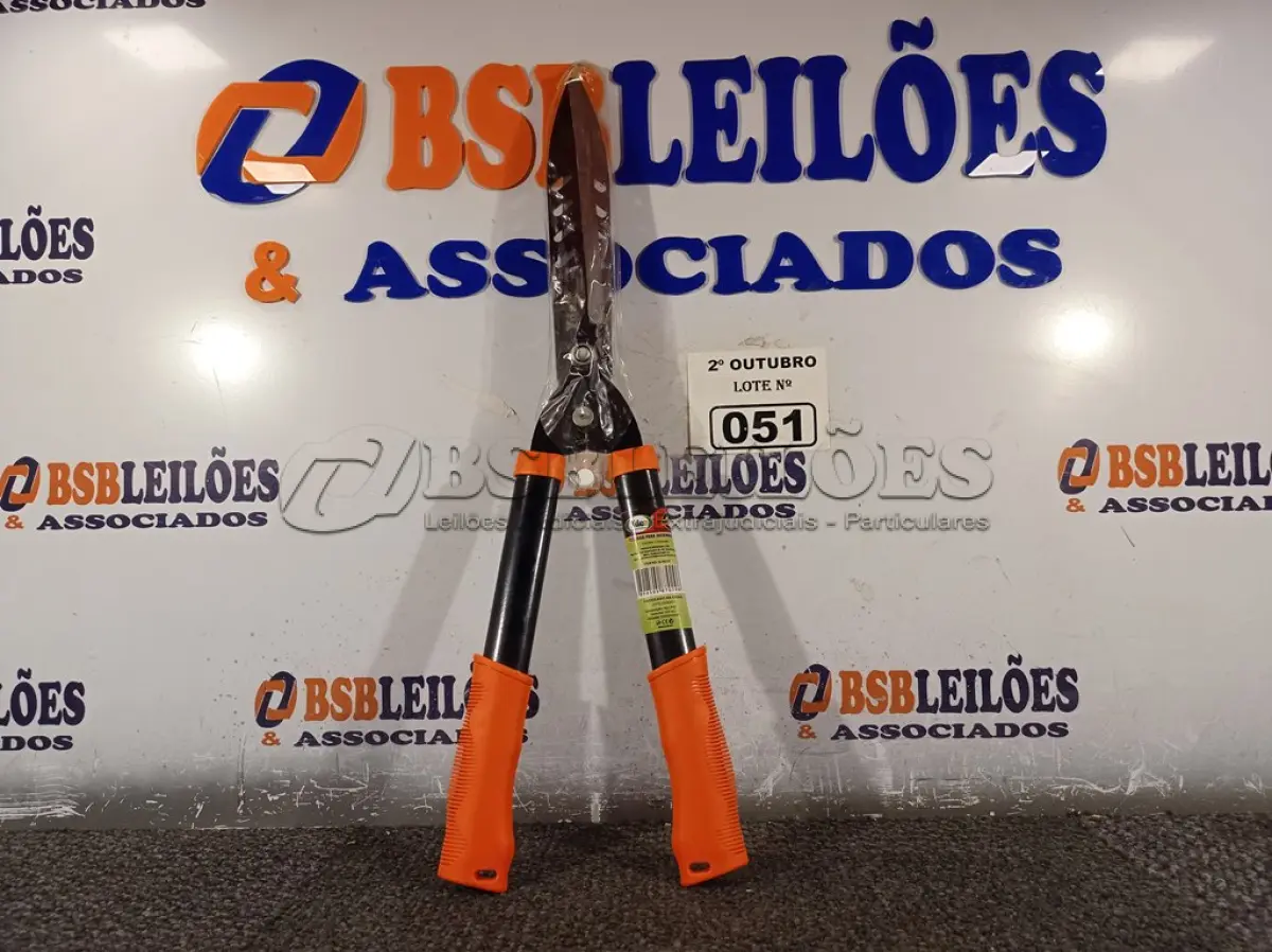 LOTE 051 - 01 TESOURA PARA JARDINAGEM COM CABO EMBORRACHADO. (NO ESTADO) ATENÇÃO! FAZER A VISITAÇÃO ANTES DE ARREMATAR, NÃO SABEMOS SE FUNCIONA. LEILÃO NÃO TEM GARANTIA E NEM DEVOLUÇÃO, SUJEITO A POSSÍVEIS AVARIAS VISÍVEIS/OCULTAS E/OU AUSÊNCIA DE COMPONENTES.