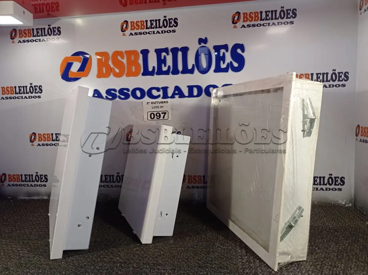 LOTE 097 - 03 LUMINÁRIAS DE EMBUTIR. (NO ESTADO) ATENÇÃO! FAZER A VISITAÇÃO ANTES DE ARREMATAR, NÃO SABEMOS SE FUNCIONA. LEILÃO NÃO TEM GARANTIA E NEM DEVOLUÇÃO, SUJEITO A POSSÍVEIS AVARIAS VISÍVEIS/OCULTAS E/OU AUSÊNCIA DE COMPONENTES.
