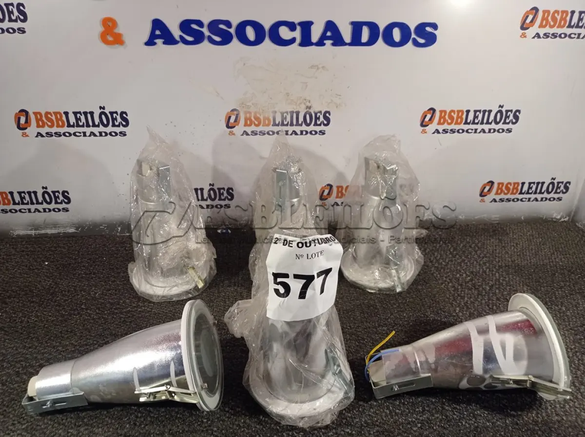 LOTE 577 - 06 LUMINÁRIAS DE EMBUTIR. (NO ESTADO) ATENÇÃO! FAZER A VISITAÇÃO ANTES DE ARREMATAR, NÃO SABEMOS SE FUNCIONA. LEILÃO NÃO TEM GARANTIA E NEM DEVOLUÇÃO, SUJEITO A POSSÍVEIS AVARIAS VISÍVEIS/OCULTAS E/OU AUSÊNCIA DE COMPONENTES.