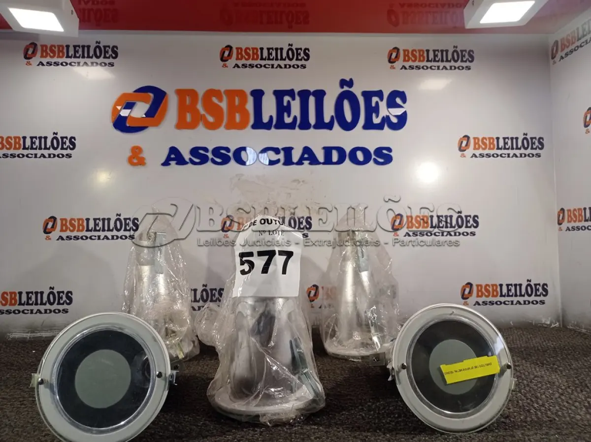 LOTE 577 - 06 LUMINÁRIAS DE EMBUTIR. (NO ESTADO) ATENÇÃO! FAZER A VISITAÇÃO ANTES DE ARREMATAR, NÃO SABEMOS SE FUNCIONA. LEILÃO NÃO TEM GARANTIA E NEM DEVOLUÇÃO, SUJEITO A POSSÍVEIS AVARIAS VISÍVEIS/OCULTAS E/OU AUSÊNCIA DE COMPONENTES.