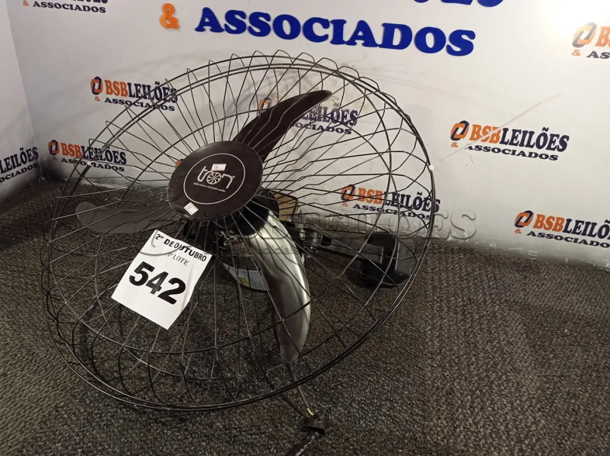 LOTE 542 - 01 VENTILADOR DE PAREDE 220V. (NO ESTADO) ATENÇÃO! FAZER A VISITAÇÃO ANTES DE ARREMATAR, NÃO SABEMOS SE FUNCIONA. LEILÃO NÃO TEM GARANTIA E NEM DEVOLUÇÃO, SUJEITO A POSSÍVEIS AVARIAS VISÍVEIS/OCULTAS E/OU AUSÊNCIA DE COMPONENTES.