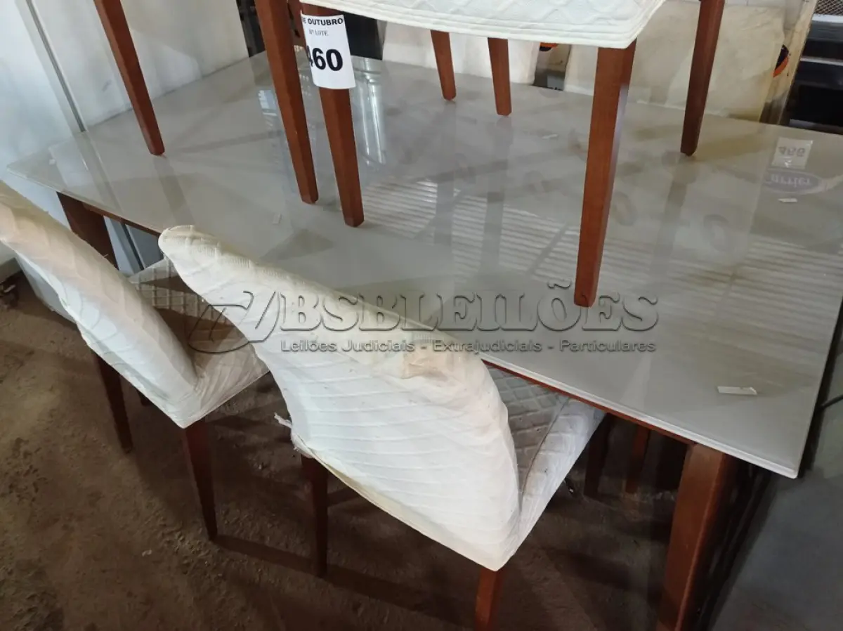 LOTE 460 - 01 MESA EM MADEIRA COM TAMPO OFF WHITE E 06 CADEIRAS ESTOFADAS. (NO ESTADO) ATENÇÃO! FAZER A VISITAÇÃO ANTES DE ARREMATAR, NÃO SABEMOS SE FUNCIONA. LEILÃO NÃO TEM GARANTIA E NEM DEVOLUÇÃO, SUJEITO A POSSÍVEIS AVARIAS VISÍVEIS/OCULTAS E/OU AUSÊNCIA DE COMPONENTES.