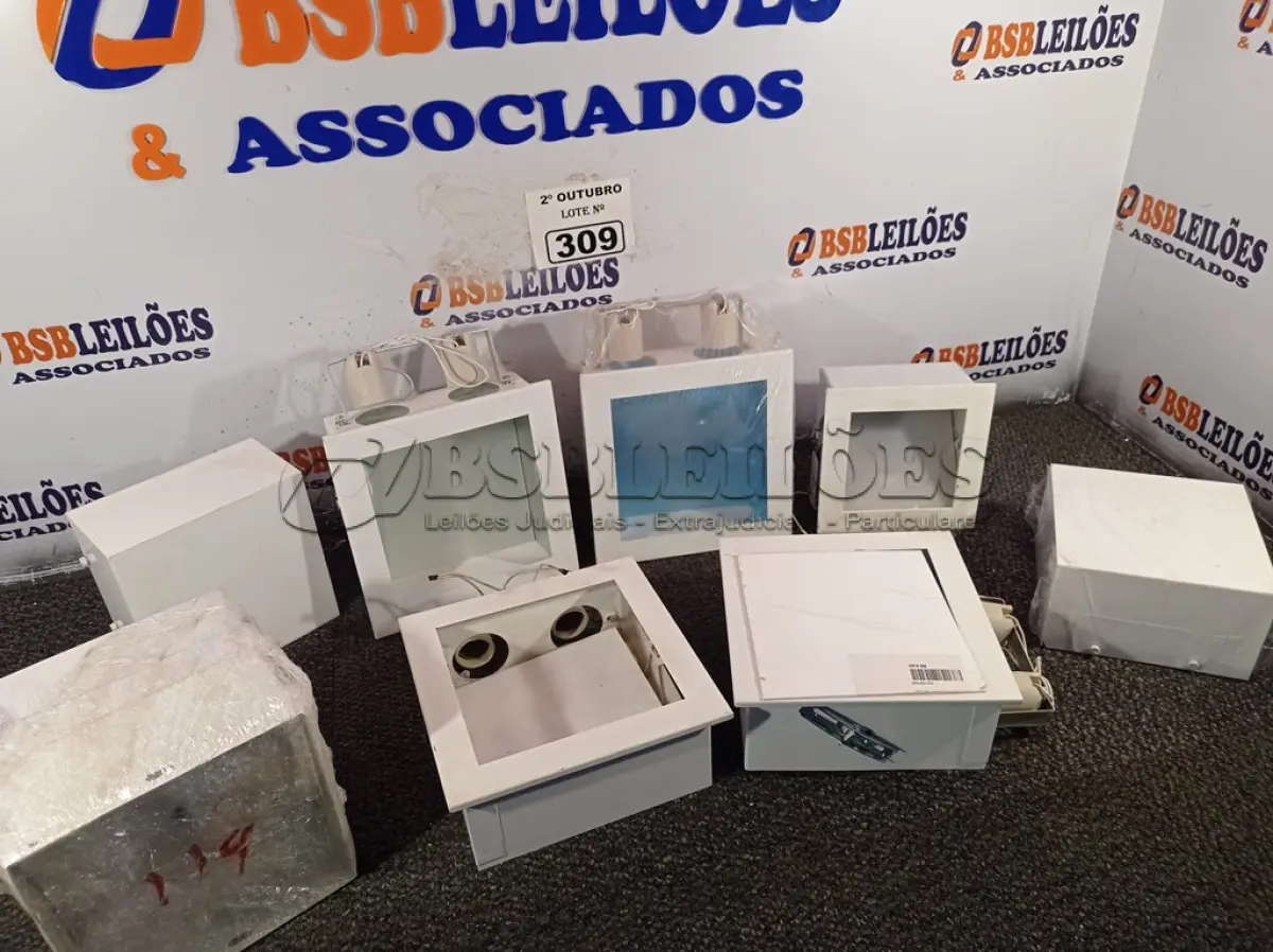 LOTE 309 - 09 LUMINÁRIAS MARCAS E MODELOS DIVERSOS. (NO ESTADO) ATENÇÃO! FAZER A VISITAÇÃO ANTES DE ARREMATAR, NÃO SABEMOS SE FUNCIONA. LEILÃO NÃO TEM GARANTIA E NEM DEVOLUÇÃO, SUJEITO A POSSÍVEIS AVARIAS VISÍVEIS/OCULTAS E/OU AUSÊNCIA DE COMPONENTES.