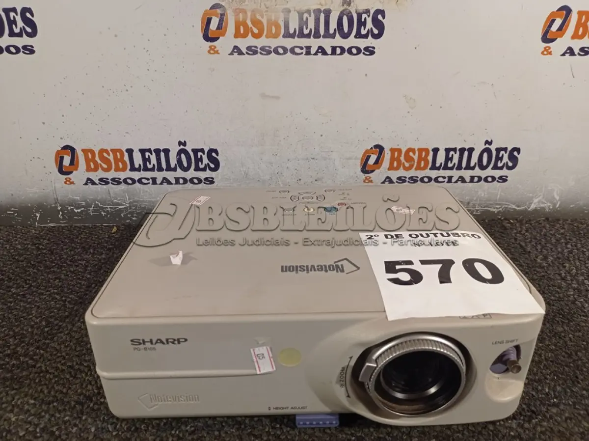 LOTE 570 - 01 PROJETOR MULTIMIDIA MARCA NOTE VISION. (NO ESTADO) ATENÇÃO! FAZER A VISITAÇÃO ANTES DE ARREMATAR, NÃO SABEMOS SE FUNCIONA. LEILÃO NÃO TEM GARANTIA E NEM DEVOLUÇÃO, SUJEITO A POSSÍVEIS AVARIAS VISÍVEIS/OCULTAS E/OU AUSÊNCIA DE COMPONENTES.