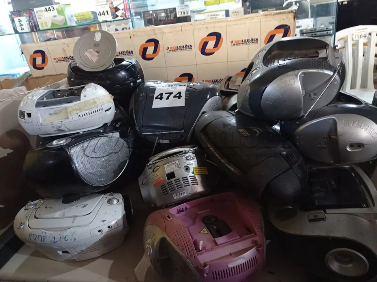 LOTE 474 - 01 LOTE COM VÁRIOS APARELHOS DE SOM MARCAS E MODELOS DIVERSOS. (NO ESTADO) ATENÇÃO! FAZER A VISITAÇÃO ANTES DE ARREMATAR, NÃO SABEMOS SE FUNCIONA. LEILÃO NÃO TEM GARANTIA E NEM DEVOLUÇÃO, SUJEITO A POSSÍVEIS AVARIAS VISÍVEIS/OCULTAS E/OU AUSÊNCIA DE COMPONENTES.