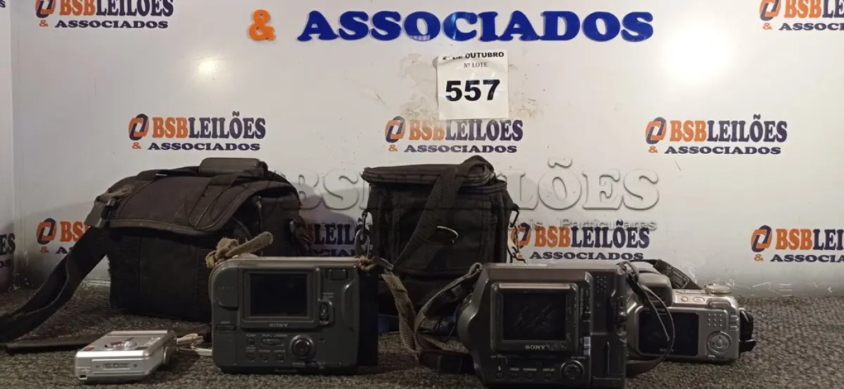 LOTE 557 - 04 CÂMERAS FOTOGRÁFICAS MARCAS E MODELOS DIVERSOS. (NO ESTADO) ATENÇÃO! FAZER A VISITAÇÃO ANTES DE ARREMATAR, NÃO SABEMOS SE FUNCIONA. LEILÃO NÃO TEM GARANTIA E NEM DEVOLUÇÃO, SUJEITO A POSSÍVEIS AVARIAS VISÍVEIS/OCULTAS E/OU AUSÊNCIA DE COMPONENTES.