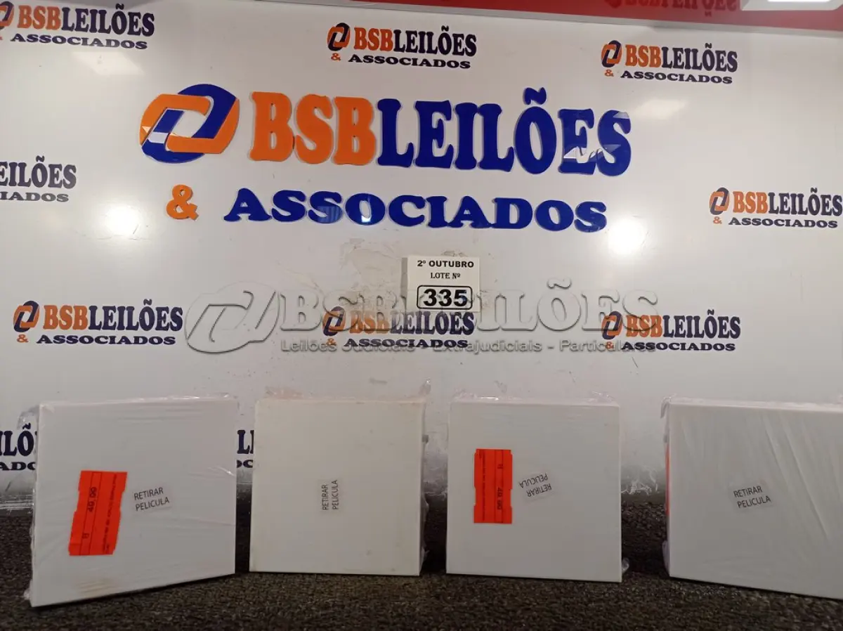 LOTE 335 - 04 LUMINÁRIAS DE SOBREPOR EM ACRÍLICO. (NO ESTADO) ATENÇÃO! FAZER A VISITAÇÃO ANTES DE ARREMATAR, NÃO SABEMOS SE FUNCIONA. LEILÃO NÃO TEM GARANTIA E NEM DEVOLUÇÃO, SUJEITO A POSSÍVEIS AVARIAS VISÍVEIS/OCULTAS E/OU AUSÊNCIA DE COMPONENTES.