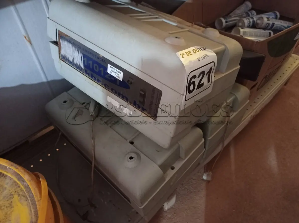 LOTE 621 - 03 LUMINÁRIAS DE EMERGÊNCIA INCOMPLETAS. (NO ESTADO) ATENÇÃO! FAZER A VISITAÇÃO ANTES DE ARREMATAR, NÃO SABEMOS SE FUNCIONA. LEILÃO NÃO TEM GARANTIA E NEM DEVOLUÇÃO, SUJEITO A POSSÍVEIS AVARIAS VISÍVEIS/OCULTAS E/OU AUSÊNCIA DE COMPONENTES.