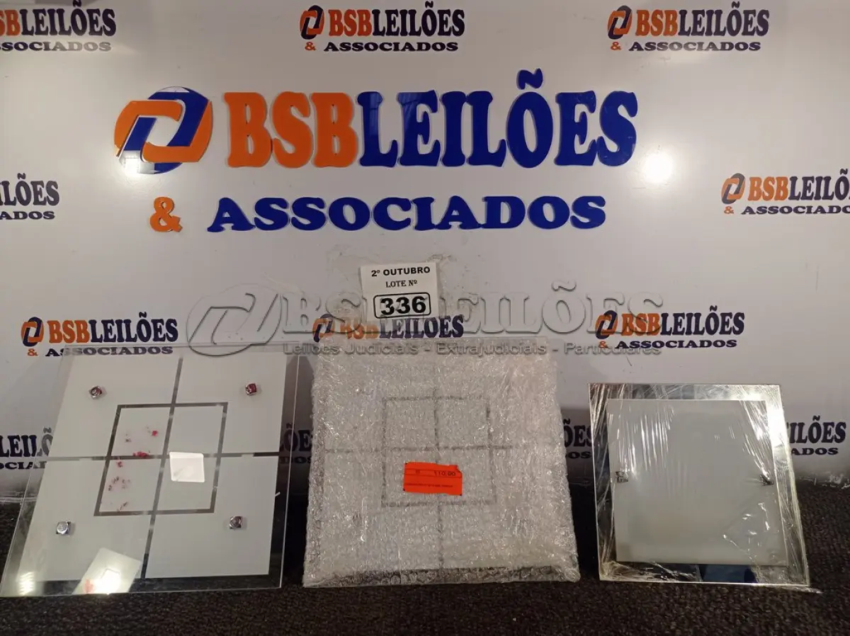 LOTE 336 - 03 LUMINÁRIAS DE EMBUTIR. (NO ESTADO) ATENÇÃO! FAZER A VISITAÇÃO ANTES DE ARREMATAR, NÃO SABEMOS SE FUNCIONA. LEILÃO NÃO TEM GARANTIA E NEM DEVOLUÇÃO, SUJEITO A POSSÍVEIS AVARIAS VISÍVEIS/OCULTAS E/OU AUSÊNCIA DE COMPONENTES.