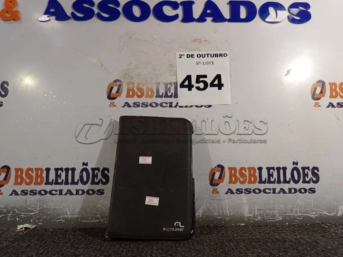 LOTE 454 - 01 TABLET SAMSUNG. (NO ESTADO) ATENÇÃO! FAZER A VISITAÇÃO ANTES DE ARREMATAR, NÃO SABEMOS SE FUNCIONA. LEILÃO NÃO TEM GARANTIA E NEM DEVOLUÇÃO, SUJEITO A POSSÍVEIS AVARIAS VISÍVEIS/OCULTAS E/OU AUSÊNCIA DE COMPONENTES.