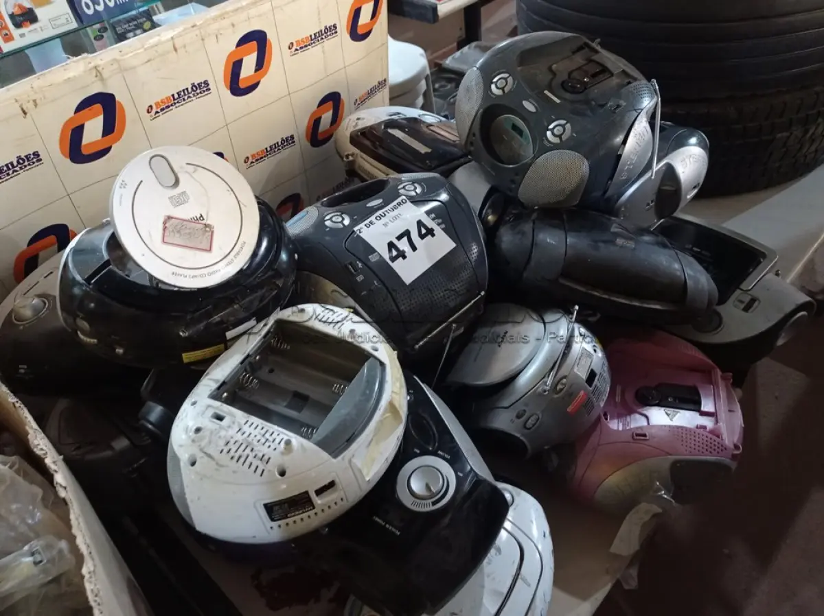 LOTE 474 - 01 LOTE COM VÁRIOS APARELHOS DE SOM MARCAS E MODELOS DIVERSOS. (NO ESTADO) ATENÇÃO! FAZER A VISITAÇÃO ANTES DE ARREMATAR, NÃO SABEMOS SE FUNCIONA. LEILÃO NÃO TEM GARANTIA E NEM DEVOLUÇÃO, SUJEITO A POSSÍVEIS AVARIAS VISÍVEIS/OCULTAS E/OU AUSÊNCIA DE COMPONENTES.