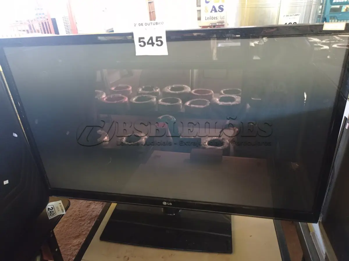 LOTE 545 - 01 TV LG 50” POL. (NO ESTADO) ATENÇÃO! FAZER A VISITAÇÃO ANTES DE ARREMATAR, NÃO SABEMOS SE FUNCIONA. LEILÃO NÃO TEM GARANTIA E NEM DEVOLUÇÃO, SUJEITO A POSSÍVEIS AVARIAS VISÍVEIS/OCULTAS E/OU AUSÊNCIA DE COMPONENTES.