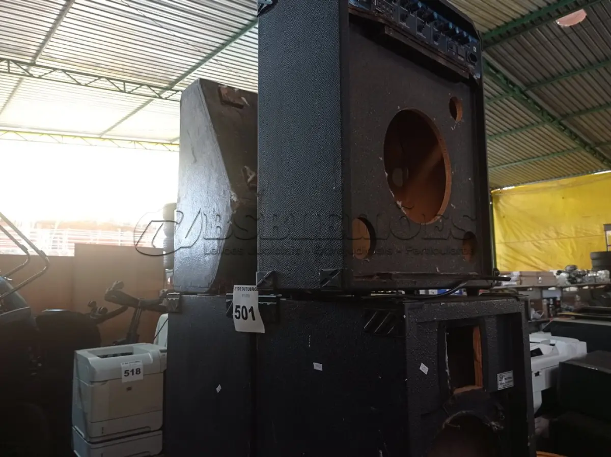LOTE 501 - 04 CAIXAS DE SOM INCOMPLETAS. (NO ESTADO) ATENÇÃO! FAZER A VISITAÇÃO ANTES DE ARREMATAR, NÃO SABEMOS SE FUNCIONA. LEILÃO NÃO TEM GARANTIA E NEM DEVOLUÇÃO, SUJEITO A POSSÍVEIS AVARIAS VISÍVEIS/OCULTAS E/OU AUSÊNCIA DE COMPONENTES.