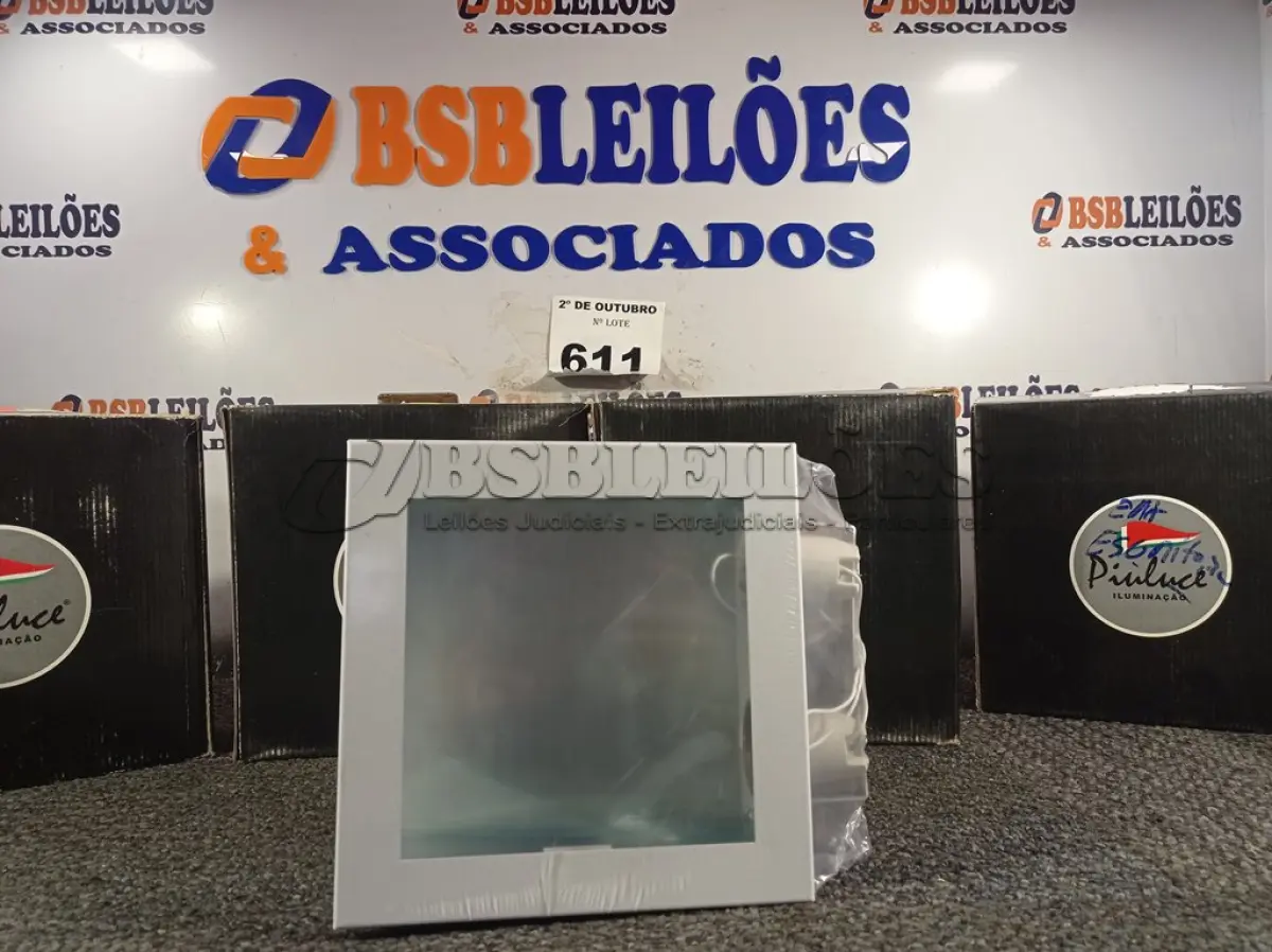 LOTE 611 - 04 LUMINÁRIAS DE EMBUTIR 20X20 5380 PIULUCECE. (NO ESTADO) ATENÇÃO! FAZER A VISITAÇÃO ANTES DE ARREMATAR, NÃO SABEMOS SE FUNCIONA. LEILÃO NÃO TEM GARANTIA E NEM DEVOLUÇÃO, SUJEITO A POSSÍVEIS AVARIAS VISÍVEIS/OCULTAS E/OU AUSÊNCIA DE COMPONENTES.