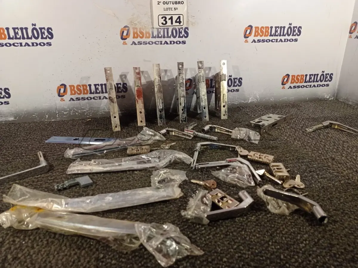 LOTE 314 - 01 LOTE COM VÁRIAS FECHADURAS MARCAS E MODELOS DIVERSOS. (NO ESTADO) ATENÇÃO! FAZER A VISITAÇÃO ANTES DE ARREMATAR, NÃO SABEMOS SE FUNCIONA. LEILÃO NÃO TEM GARANTIA E NEM DEVOLUÇÃO, SUJEITO A POSSÍVEIS AVARIAS VISÍVEIS/OCULTAS E/OU AUSÊNCIA DE COMPONENTES.