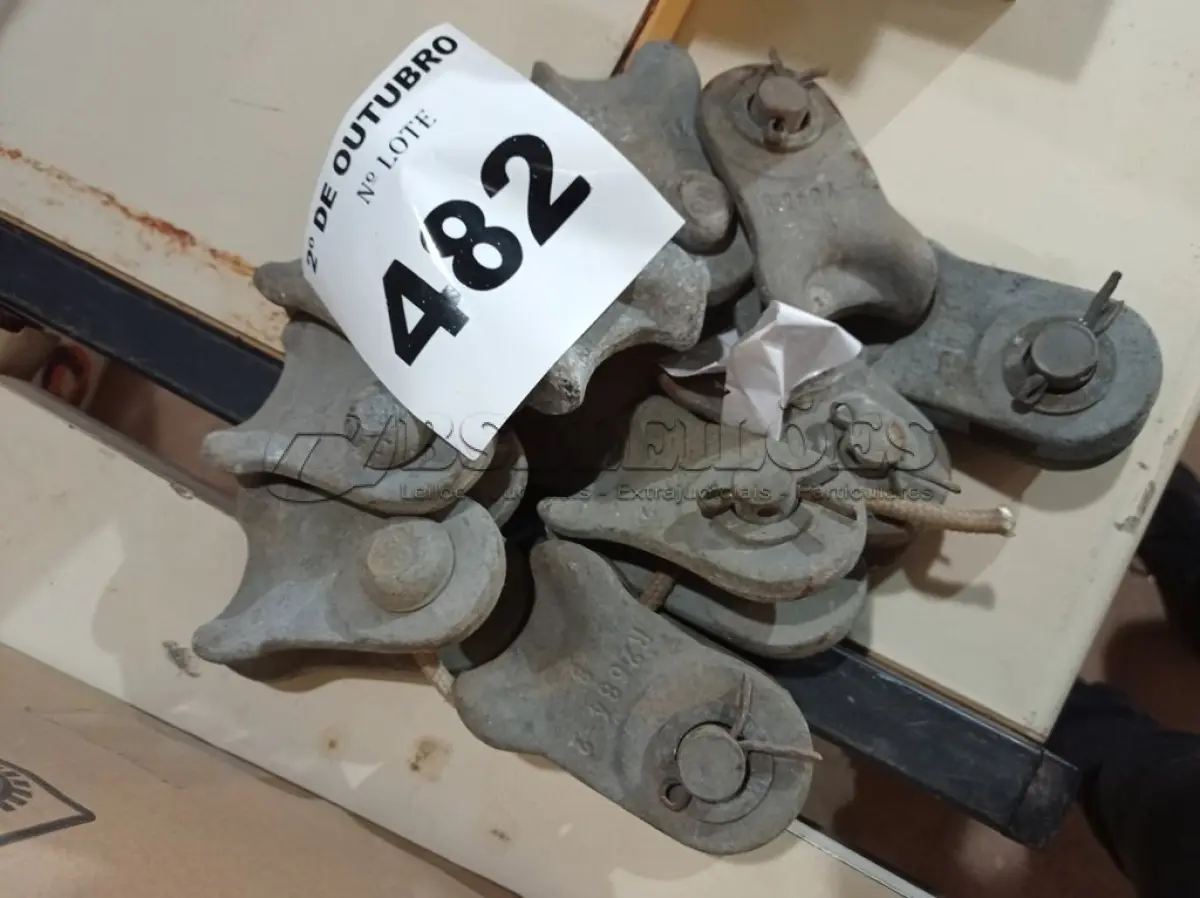 LOTE 482 - 10 MANILHAS/SAPATILHAS PARA CABO DE AÇO. (NO ESTADO) ATENÇÃO! FAZER A VISITAÇÃO ANTES DE ARREMATAR, NÃO SABEMOS SE FUNCIONA. LEILÃO NÃO TEM GARANTIA E NEM DEVOLUÇÃO, SUJEITO A POSSÍVEIS AVARIAS VISÍVEIS/OCULTAS E/OU AUSÊNCIA DE COMPONENTES.