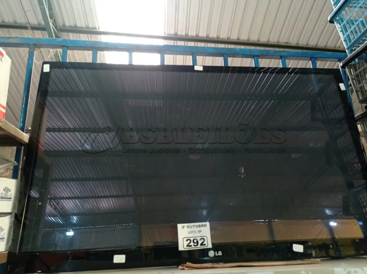 LOTE 292 - 01 TV LG 50” POL PARA RETIRADA DE PEÇAS. (NO ESTADO) ATENÇÃO! FAZER A VISITAÇÃO ANTES DE ARREMATAR, NÃO SABEMOS SE FUNCIONA. LEILÃO NÃO TEM GARANTIA E NEM DEVOLUÇÃO, SUJEITO A POSSÍVEIS AVARIAS VISÍVEIS/OCULTAS E/OU AUSÊNCIA DE COMPONENTES.