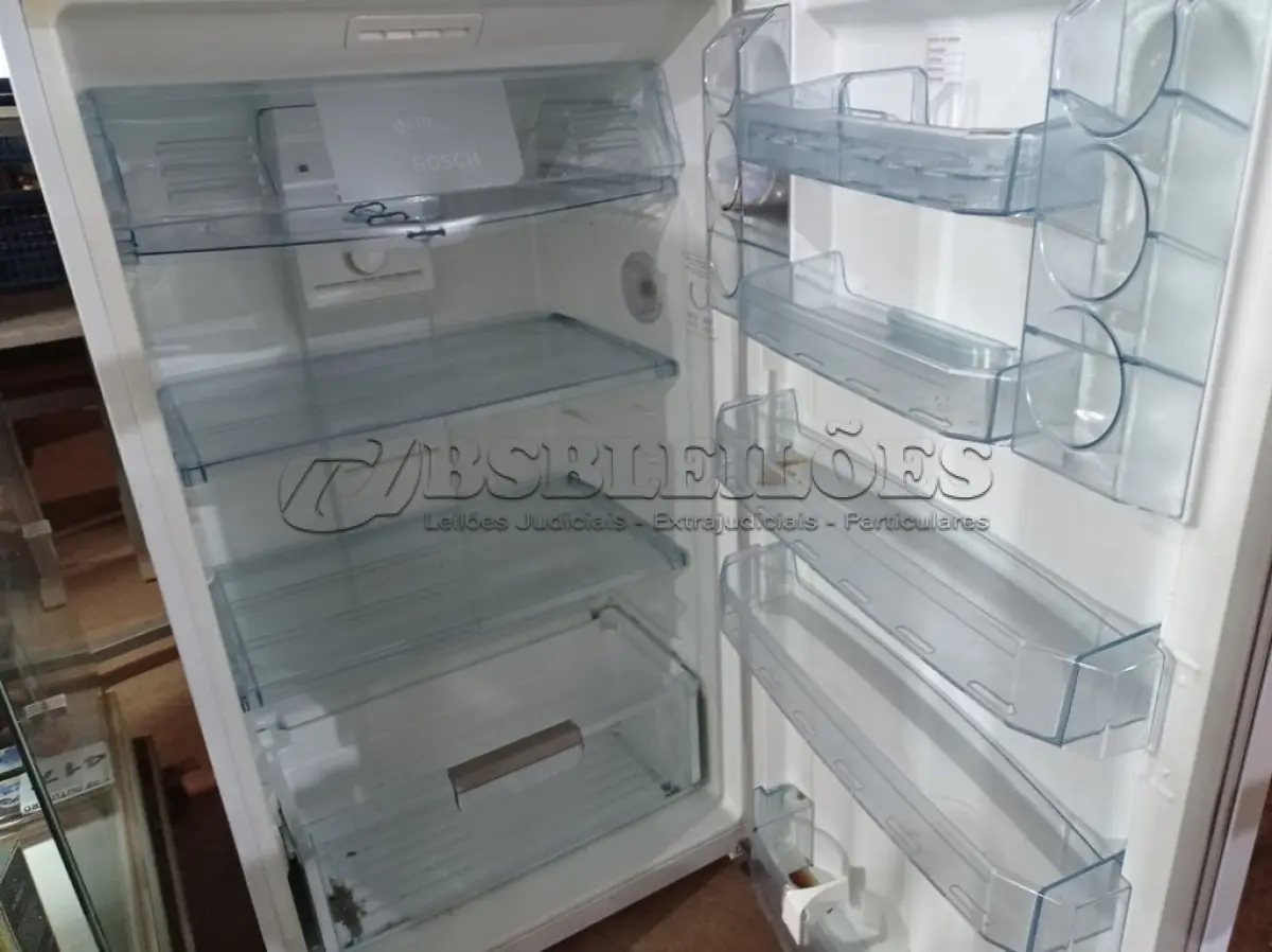 LOTE 459 - 01 GELADEIRA FROST FREE MARCA BOSCH 220V. (NO ESTADO) ATENÇÃO! FAZER A VISITAÇÃO ANTES DE ARREMATAR, NÃO SABEMOS SE FUNCIONA. LEILÃO NÃO TEM GARANTIA E NEM DEVOLUÇÃO, SUJEITO A POSSÍVEIS AVARIAS VISÍVEIS/OCULTAS E/OU AUSÊNCIA DE COMPONENTES.