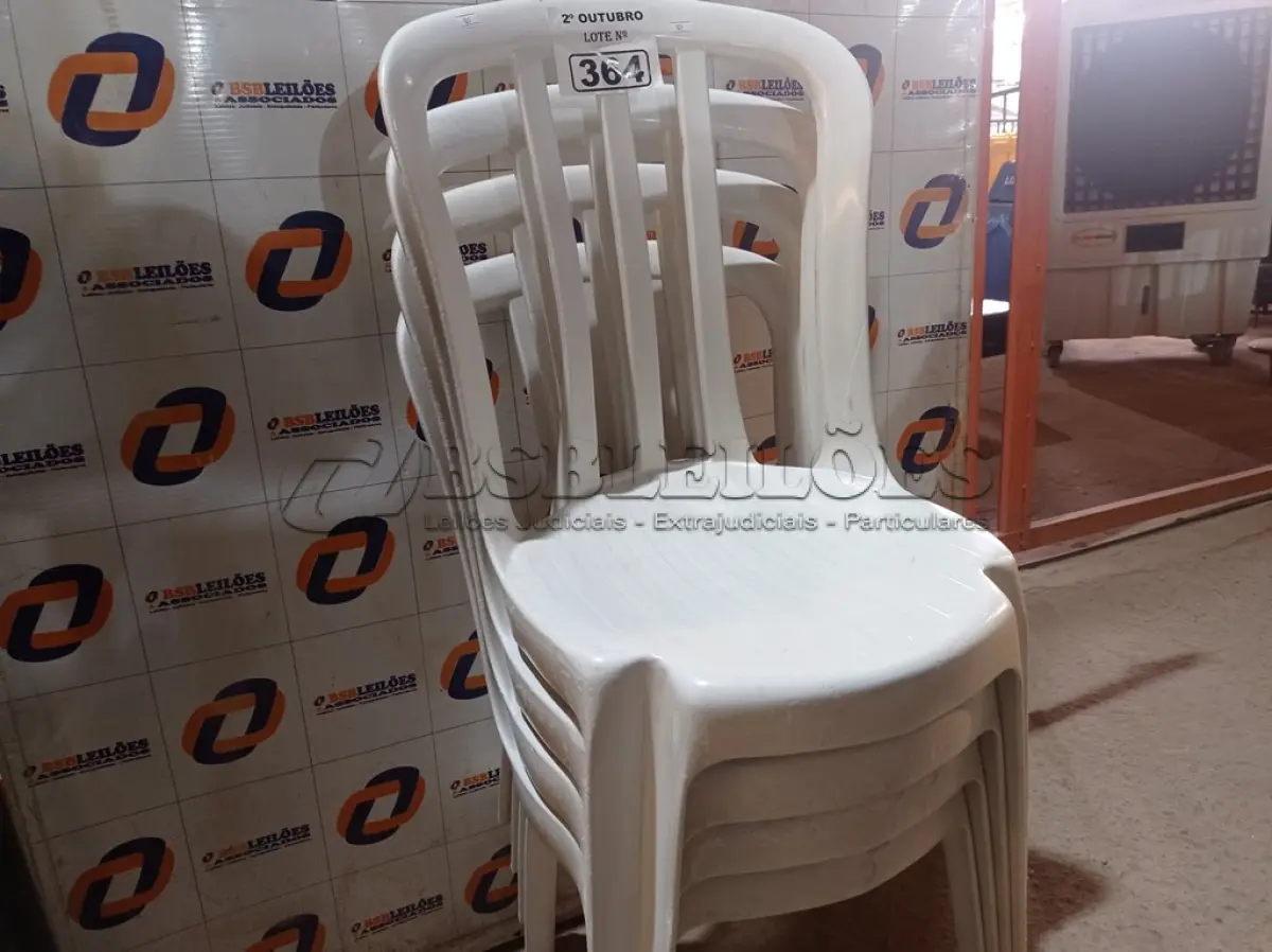 LOTE 364 - 04 CADEIRAS DE PLÁSTICO. (NO ESTADO) ATENÇÃO! FAZER A VISITAÇÃO ANTES DE ARREMATAR, NÃO SABEMOS SE FUNCIONA. LEILÃO NÃO TEM GARANTIA E NEM DEVOLUÇÃO, SUJEITO A POSSÍVEIS AVARIAS VISÍVEIS/OCULTAS E/OU AUSÊNCIA DE COMPONENTES.