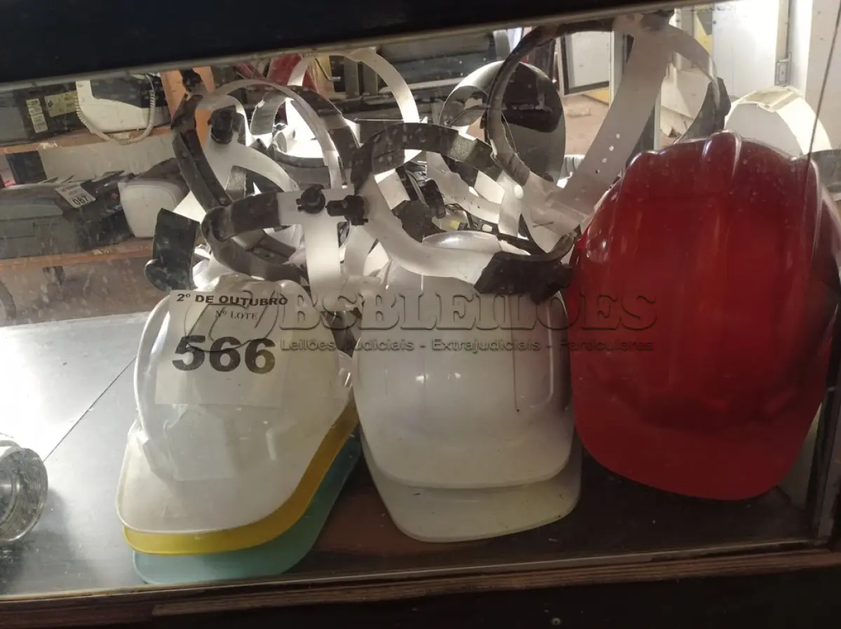 LOTE 566 - 01 LOTE COM VÁRIOS CAPACETES DE SEGURANÇA NO TRABALHO. (NO ESTADO) ATENÇÃO! FAZER A VISITAÇÃO ANTES DE ARREMATAR, NÃO SABEMOS SE FUNCIONA. LEILÃO NÃO TEM GARANTIA E NEM DEVOLUÇÃO, SUJEITO A POSSÍVEIS AVARIAS VISÍVEIS/OCULTAS E/OU AUSÊNCIA DE COMPONENTES.
