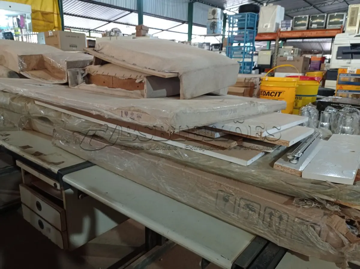 LOTE 488 - 01 LOTE COM VÁRIAS PEÇAS DE MOVEIS DESMONTADAS. (NO ESTADO) ATENÇÃO! FAZER A VISITAÇÃO ANTES DE ARREMATAR, NÃO SABEMOS SE FUNCIONA. LEILÃO NÃO TEM GARANTIA E NEM DEVOLUÇÃO, SUJEITO A POSSÍVEIS AVARIAS VISÍVEIS/OCULTAS E/OU AUSÊNCIA DE COMPONENTES.