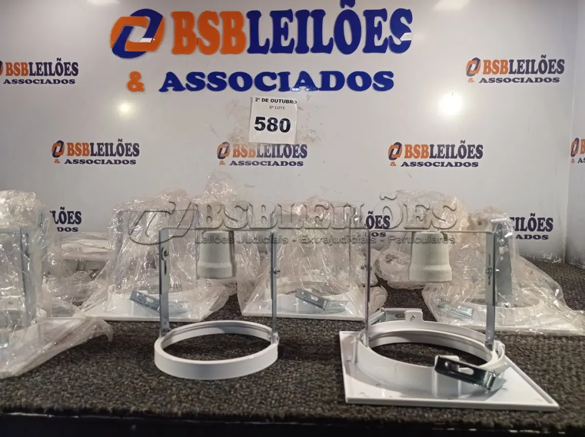 LOTE 580 - 12 LUMINÁRIAS DE EMBUTIR. (NO ESTADO) ATENÇÃO! FAZER A VISITAÇÃO ANTES DE ARREMATAR, NÃO SABEMOS SE FUNCIONA. LEILÃO NÃO TEM GARANTIA E NEM DEVOLUÇÃO, SUJEITO A POSSÍVEIS AVARIAS VISÍVEIS/OCULTAS E/OU AUSÊNCIA DE COMPONENTES.