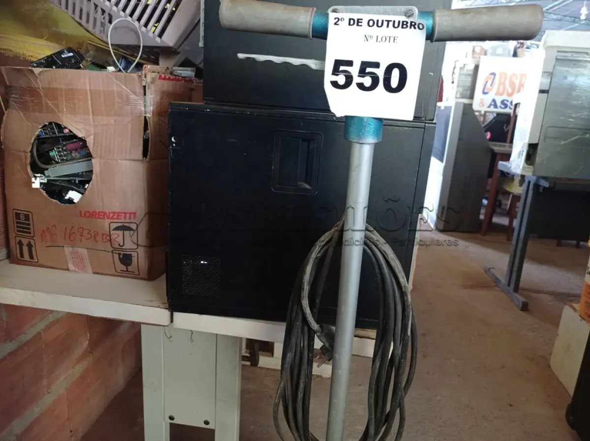 LOTE 550 - 01 ENCERADEIRA INDUSTRIAL. (NO ESTADO) ATENÇÃO! FAZER A VISITAÇÃO ANTES DE ARREMATAR, NÃO SABEMOS SE FUNCIONA. LEILÃO NÃO TEM GARANTIA E NEM DEVOLUÇÃO, SUJEITO A POSSÍVEIS AVARIAS VISÍVEIS/OCULTAS E/OU AUSÊNCIA DE COMPONENTES.
