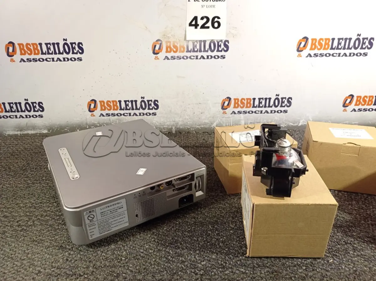 LOTE 426 - 01 PROJETOR MULTIMIDIA E 03 LÂMPADAS. (NO ESTADO) ATENÇÃO! FAZER A VISITAÇÃO ANTES DE ARREMATAR, NÃO SABEMOS SE FUNCIONA. LEILÃO NÃO TEM GARANTIA E NEM DEVOLUÇÃO, SUJEITO A POSSÍVEIS AVARIAS VISÍVEIS/OCULTAS E/OU AUSÊNCIA DE COMPONENTES.