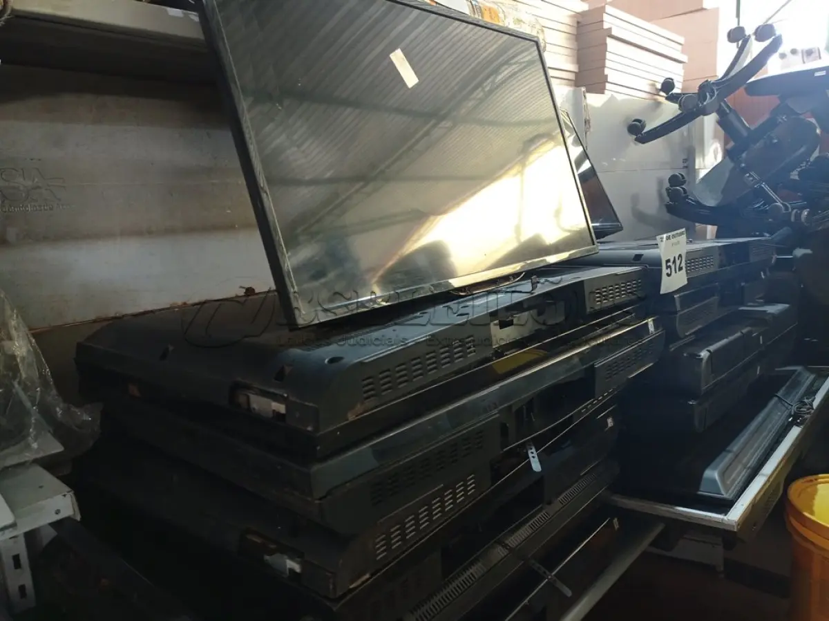 LOTE 512 - 01 LOTE COM VÁRIAS TV’S MARCAS E MODELOS DIVERSOS PARA RETIRADA DE PEÇAS. (NO ESTADO) ATENÇÃO! FAZER A VISITAÇÃO ANTES DE ARREMATAR, NÃO SABEMOS SE FUNCIONA. LEILÃO NÃO TEM GARANTIA E NEM DEVOLUÇÃO, SUJEITO A POSSÍVEIS AVARIAS VISÍVEIS/OCULTAS E/OU AUSÊNCIA DE COMPONENTES.