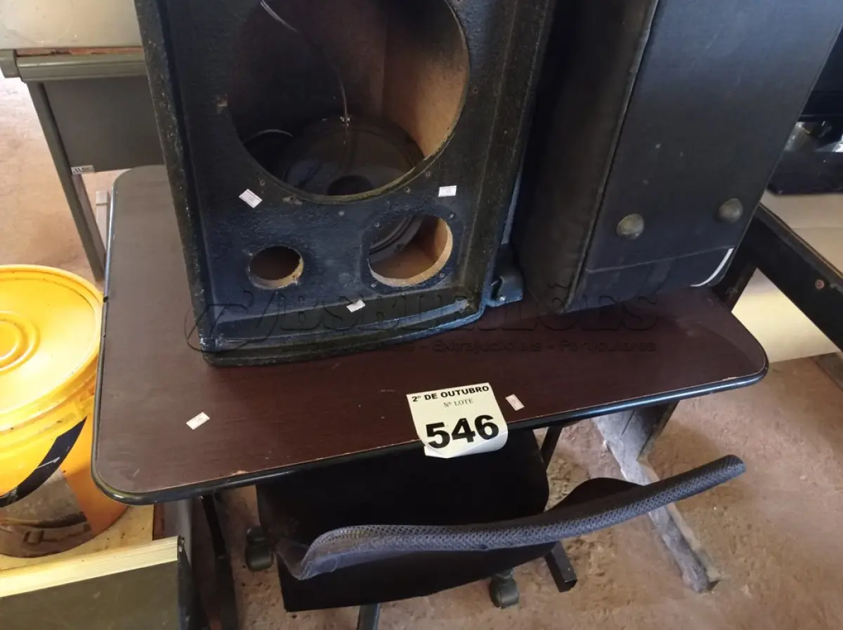 LOTE 546 - 01 MESINHA PARA PC, 01 CADEIRA DE ESCRITÓRIO COM BASE GIRATÓRIA, 01 MALA COM RODINHAS E 01 CAIXA DE SOM COM AVARIAS. (NO ESTADO) ATENÇÃO! FAZER A VISITAÇÃO ANTES DE ARREMATAR, NÃO SABEMOS SE FUNCIONA. LEILÃO NÃO TEM GARANTIA E NEM DEVOLUÇÃO, SUJEITO A POSSÍVEIS AVARIAS VISÍVEIS/OCULTAS E/OU AUSÊNCIA DE COMPONENTES.
