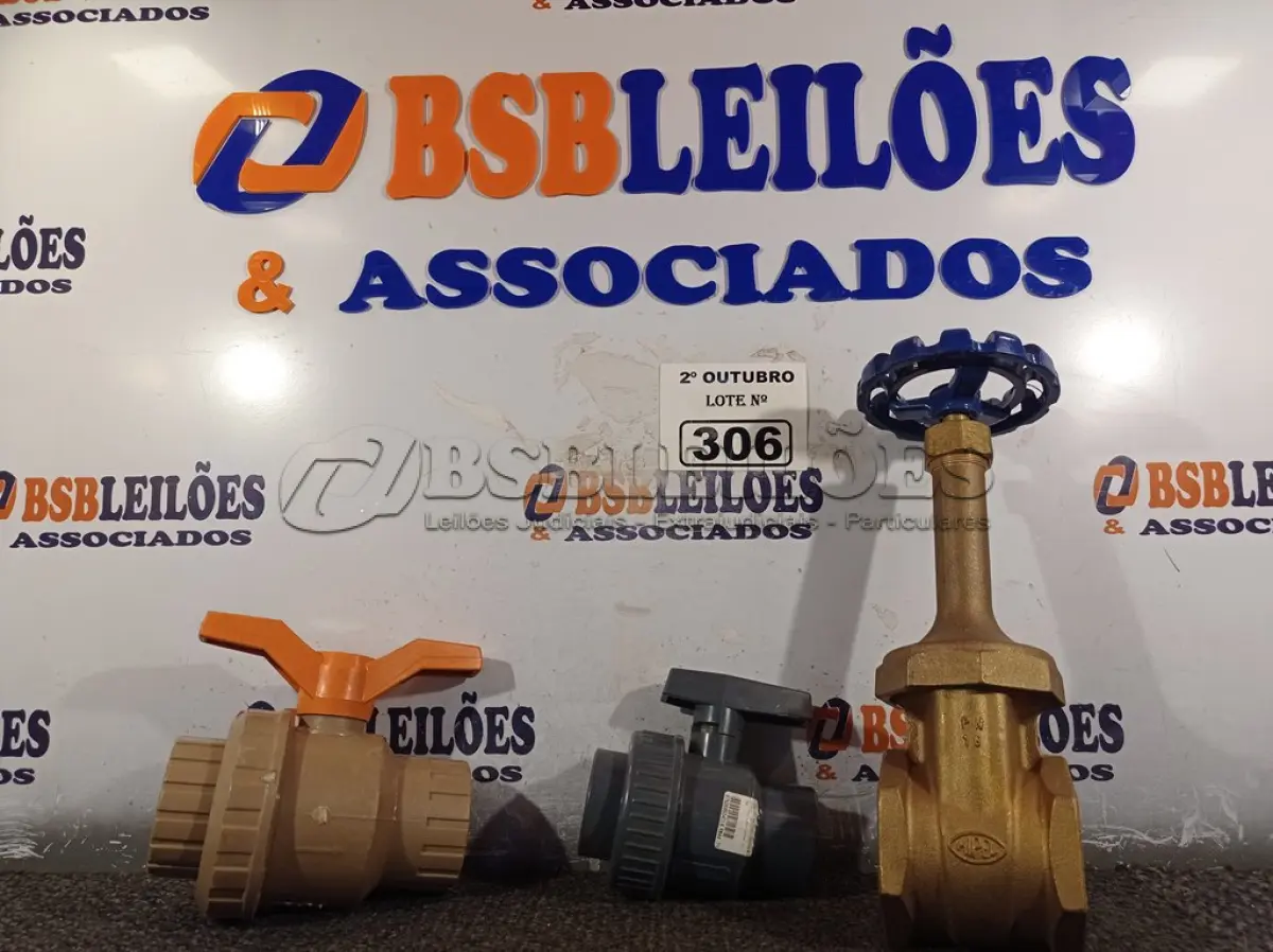 LOTE 306 - 01 REGISTRO BRUTO DE GAVETA 1.1/4”, 01 REGISTRO ESFERA DE PVC SOLDÁVEL 60MM COM UNIÃO E 01 REGISTRO ESFERA DE PVC SOLDÁVEL 50MM COM UNIÃO. (NO ESTADO) ATENÇÃO! FAZER A VISITAÇÃO ANTES DE ARREMATAR, NÃO SABEMOS SE FUNCIONA. LEILÃO NÃO TEM GARANTIA E NEM DEVOLUÇÃO, SUJEITO A POSSÍVEIS AVARIAS VISÍVEIS/OCULTAS E/OU AUSÊNCIA DE COMPONENTES.