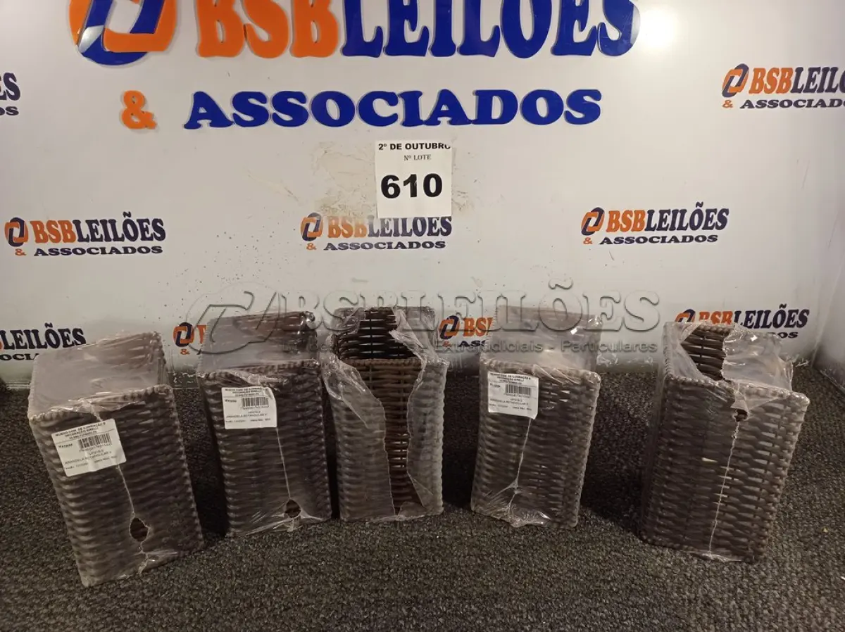 LOTE 610 - 05 ARANDELAS RETANGULARES RÚSTICAS. (NO ESTADO) ATENÇÃO! FAZER A VISITAÇÃO ANTES DE ARREMATAR, NÃO SABEMOS SE FUNCIONA. LEILÃO NÃO TEM GARANTIA E NEM DEVOLUÇÃO, SUJEITO A POSSÍVEIS AVARIAS VISÍVEIS/OCULTAS E/OU AUSÊNCIA DE COMPONENTES.