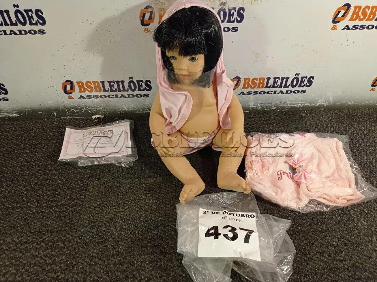 LOTE 437 - 01 BONECA BEBÊ REBORN. (NO ESTADO) ATENÇÃO! FAZER A VISITAÇÃO ANTES DE ARREMATAR, NÃO SABEMOS SE FUNCIONA. LEILÃO NÃO TEM GARANTIA E NEM DEVOLUÇÃO, SUJEITO A POSSÍVEIS AVARIAS VISÍVEIS/OCULTAS E/OU AUSÊNCIA DE COMPONENTES.