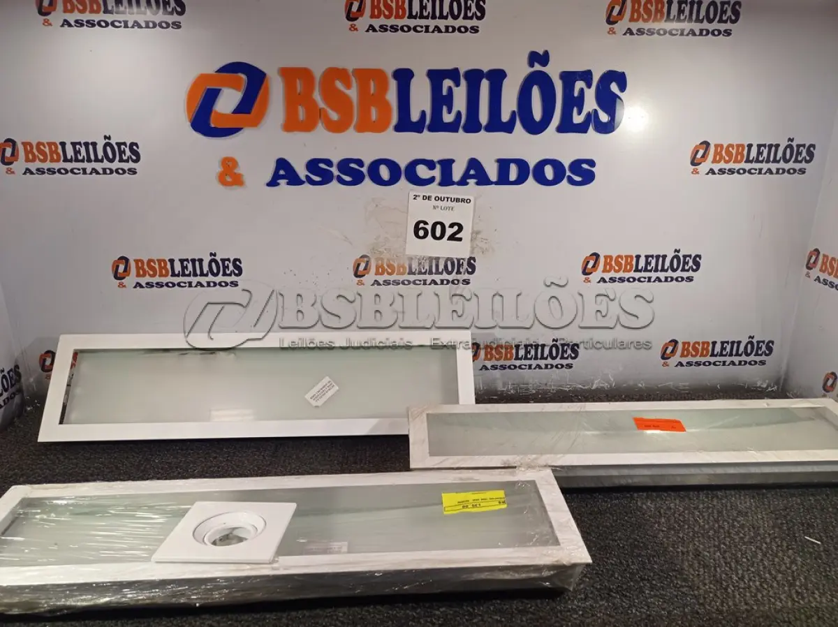 LOTE 602 - 03 LUMINÁRIAS DE EMBUTIR 7806 2X20 EDIBRAZ. (NO ESTADO) ATENÇÃO! FAZER A VISITAÇÃO ANTES DE ARREMATAR, NÃO SABEMOS SE FUNCIONA. LEILÃO NÃO TEM GARANTIA E NEM DEVOLUÇÃO, SUJEITO A POSSÍVEIS AVARIAS VISÍVEIS/OCULTAS E/OU AUSÊNCIA DE COMPONENTES.