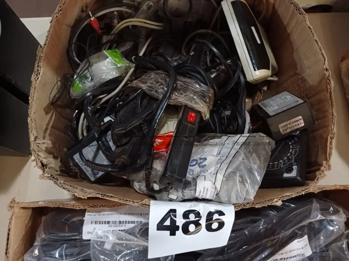 LOTE 486 - 01 LOTE COM VÁRIOS CABOS DE FORÇA E PERIFÉRICOS DIVERSOS. (NO ESTADO) ATENÇÃO! FAZER A VISITAÇÃO ANTES DE ARREMATAR, NÃO SABEMOS SE FUNCIONA. LEILÃO NÃO TEM GARANTIA E NEM DEVOLUÇÃO, SUJEITO A POSSÍVEIS AVARIAS VISÍVEIS/OCULTAS E/OU AUSÊNCIA DE COMPONENTES.