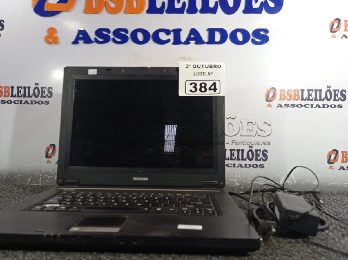 LOTE 384 - 01 NOTEBOOK MARCA TOSHIBA. (NO ESTADO) ATENÇÃO! FAZER A VISITAÇÃO ANTES DE ARREMATAR, NÃO SABEMOS SE FUNCIONA. LEILÃO NÃO TEM GARANTIA E NEM DEVOLUÇÃO, SUJEITO A POSSÍVEIS AVARIAS VISÍVEIS/OCULTAS E/OU AUSÊNCIA DE COMPONENTES.