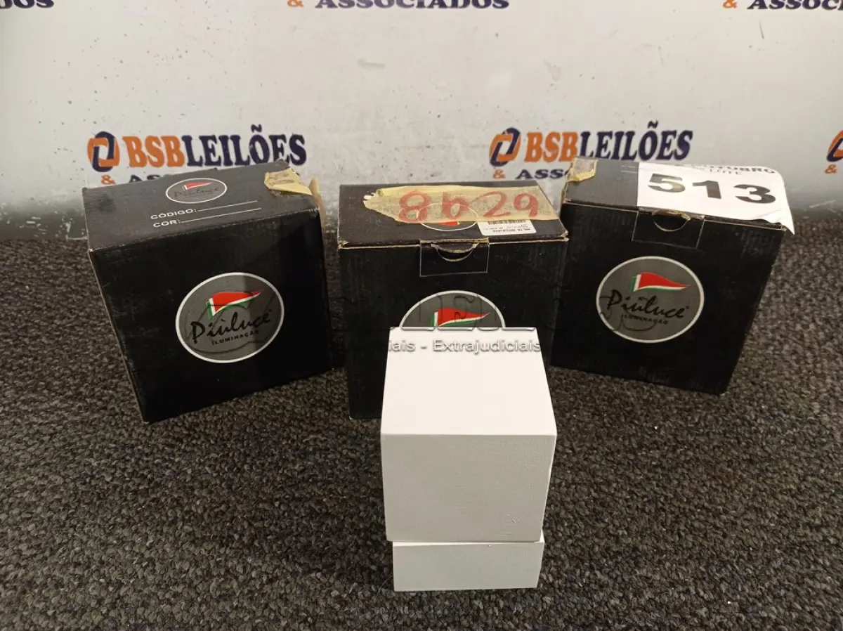 LOTE 513 - 03 ARANDELAS RETANGULARES. (NO ESTADO) ATENÇÃO! FAZER A VISITAÇÃO ANTES DE ARREMATAR, NÃO SABEMOS SE FUNCIONA. LEILÃO NÃO TEM GARANTIA E NEM DEVOLUÇÃO, SUJEITO A POSSÍVEIS AVARIAS VISÍVEIS/OCULTAS E/OU AUSÊNCIA DE COMPONENTES.