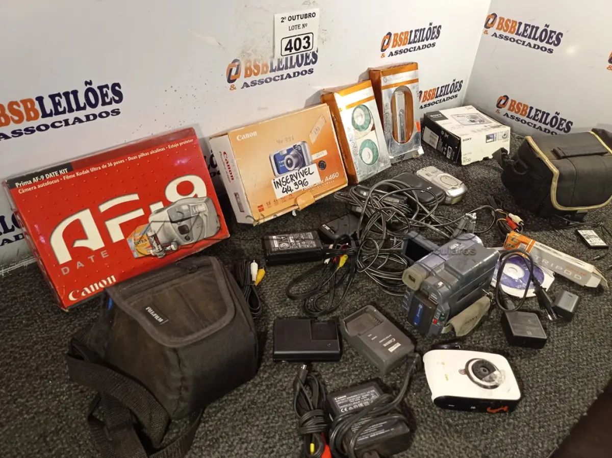 LOTE 403 - 01 LOTE COM VÁRIAS FILMADORAS, CÂMERAS FOTOGRÁFICAS E PERIFÉRICOS DIVERSOS. (NO ESTADO) ATENÇÃO! FAZER A VISITAÇÃO ANTES DE ARREMATAR, NÃO SABEMOS SE FUNCIONA. LEILÃO NÃO TEM GARANTIA E NEM DEVOLUÇÃO, SUJEITO A POSSÍVEIS AVARIAS VISÍVEIS/OCULTAS E/OU AUSÊNCIA DE COMPONENTES.