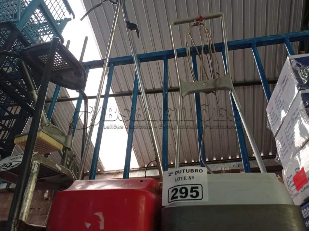 LOTE 295 - 02 ASPIRADORES DE PÓ MARCAS E MODELOS DIVERSOS. (NO ESTADO) ATENÇÃO! FAZER A VISITAÇÃO ANTES DE ARREMATAR, NÃO SABEMOS SE FUNCIONA. LEILÃO NÃO TEM GARANTIA E NEM DEVOLUÇÃO, SUJEITO A POSSÍVEIS AVARIAS VISÍVEIS/OCULTAS E/OU AUSÊNCIA DE COMPONENTES.