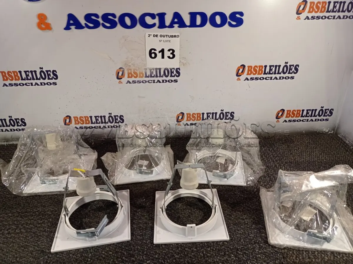 LOTE 613 - 06 LUMINÁRIAS DE EMBUTIR. (NO ESTADO) ATENÇÃO! FAZER A VISITAÇÃO ANTES DE ARREMATAR, NÃO SABEMOS SE FUNCIONA. LEILÃO NÃO TEM GARANTIA E NEM DEVOLUÇÃO, SUJEITO A POSSÍVEIS AVARIAS VISÍVEIS/OCULTAS E/OU AUSÊNCIA DE COMPONENTES.
