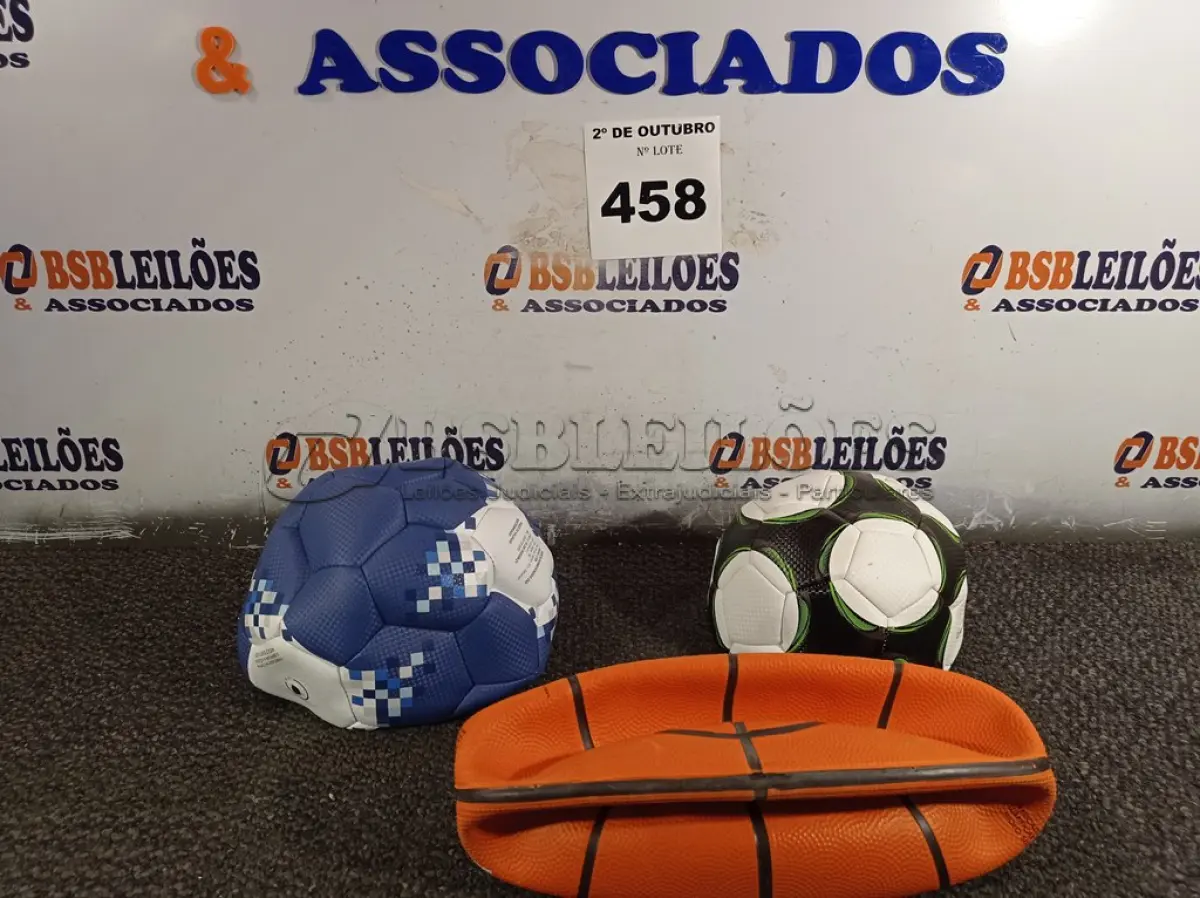 LOTE 458 - 02 BOLAS DE FUTEBOL E 01 BOLA DE BASQUETE. (NO ESTADO) ATENÇÃO! FAZER A VISITAÇÃO ANTES DE ARREMATAR, NÃO SABEMOS SE FUNCIONA. LEILÃO NÃO TEM GARANTIA E NEM DEVOLUÇÃO, SUJEITO A POSSÍVEIS AVARIAS VISÍVEIS/OCULTAS E/OU AUSÊNCIA DE COMPONENTES.