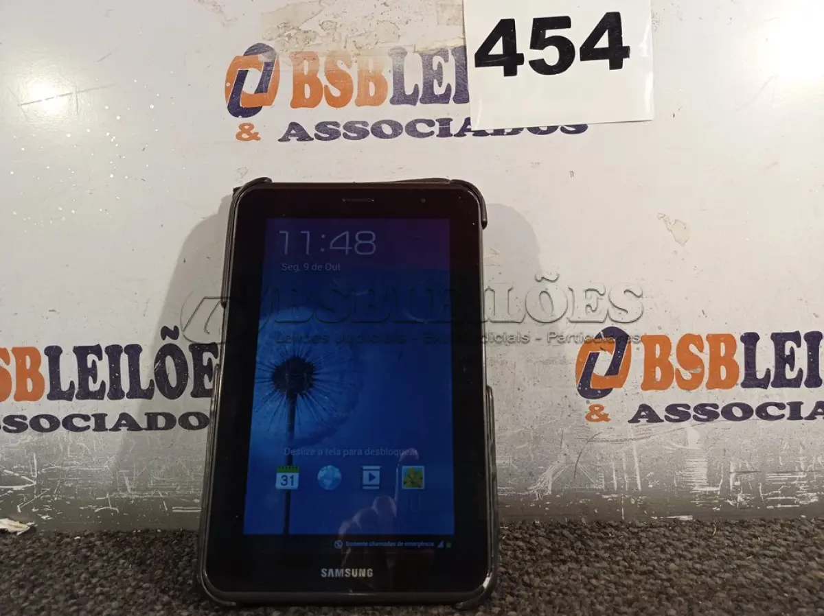 LOTE 454 - 01 TABLET SAMSUNG. (NO ESTADO) ATENÇÃO! FAZER A VISITAÇÃO ANTES DE ARREMATAR, NÃO SABEMOS SE FUNCIONA. LEILÃO NÃO TEM GARANTIA E NEM DEVOLUÇÃO, SUJEITO A POSSÍVEIS AVARIAS VISÍVEIS/OCULTAS E/OU AUSÊNCIA DE COMPONENTES.