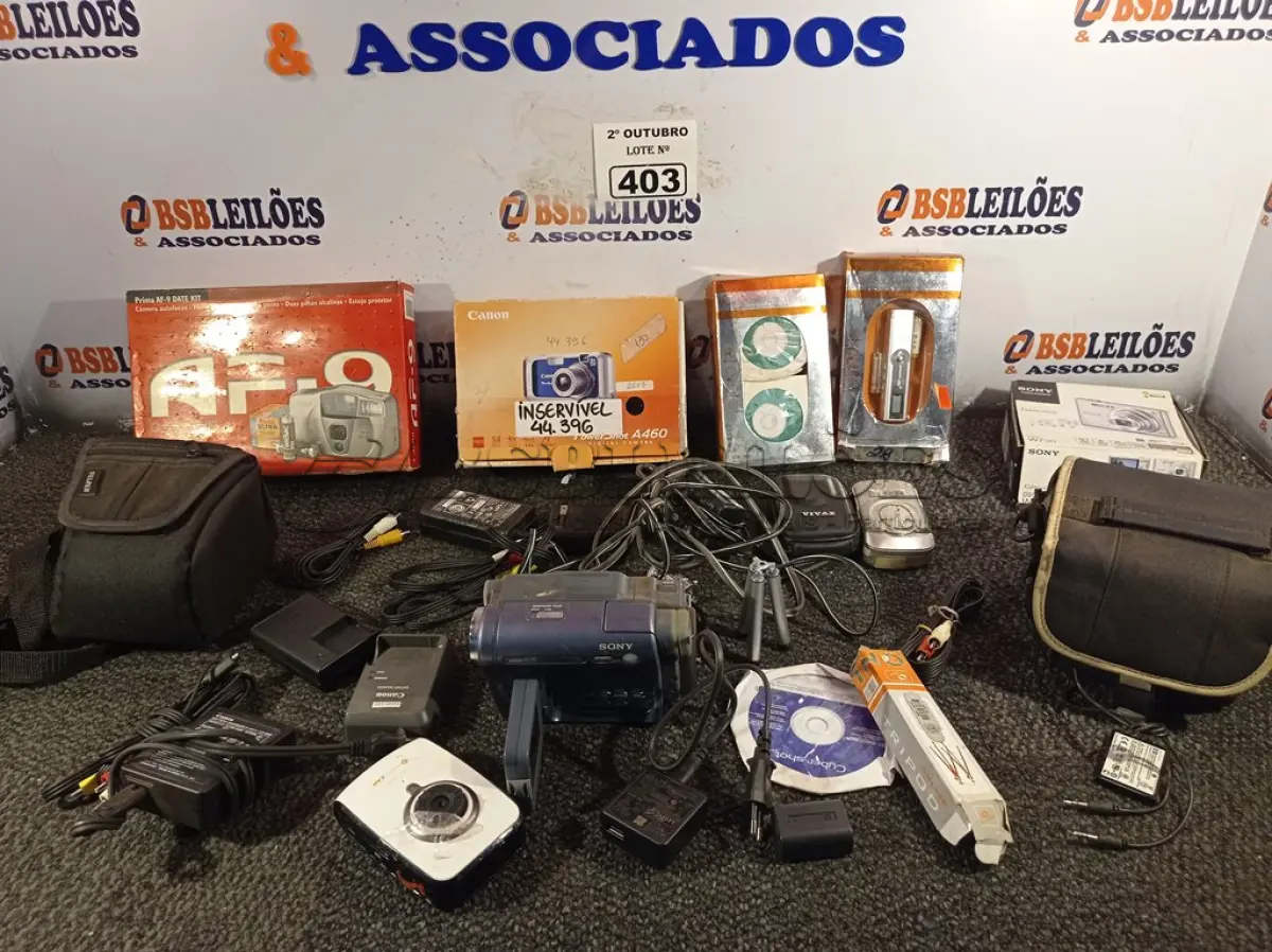 LOTE 403 - 01 LOTE COM VÁRIAS FILMADORAS, CÂMERAS FOTOGRÁFICAS E PERIFÉRICOS DIVERSOS. (NO ESTADO) ATENÇÃO! FAZER A VISITAÇÃO ANTES DE ARREMATAR, NÃO SABEMOS SE FUNCIONA. LEILÃO NÃO TEM GARANTIA E NEM DEVOLUÇÃO, SUJEITO A POSSÍVEIS AVARIAS VISÍVEIS/OCULTAS E/OU AUSÊNCIA DE COMPONENTES.