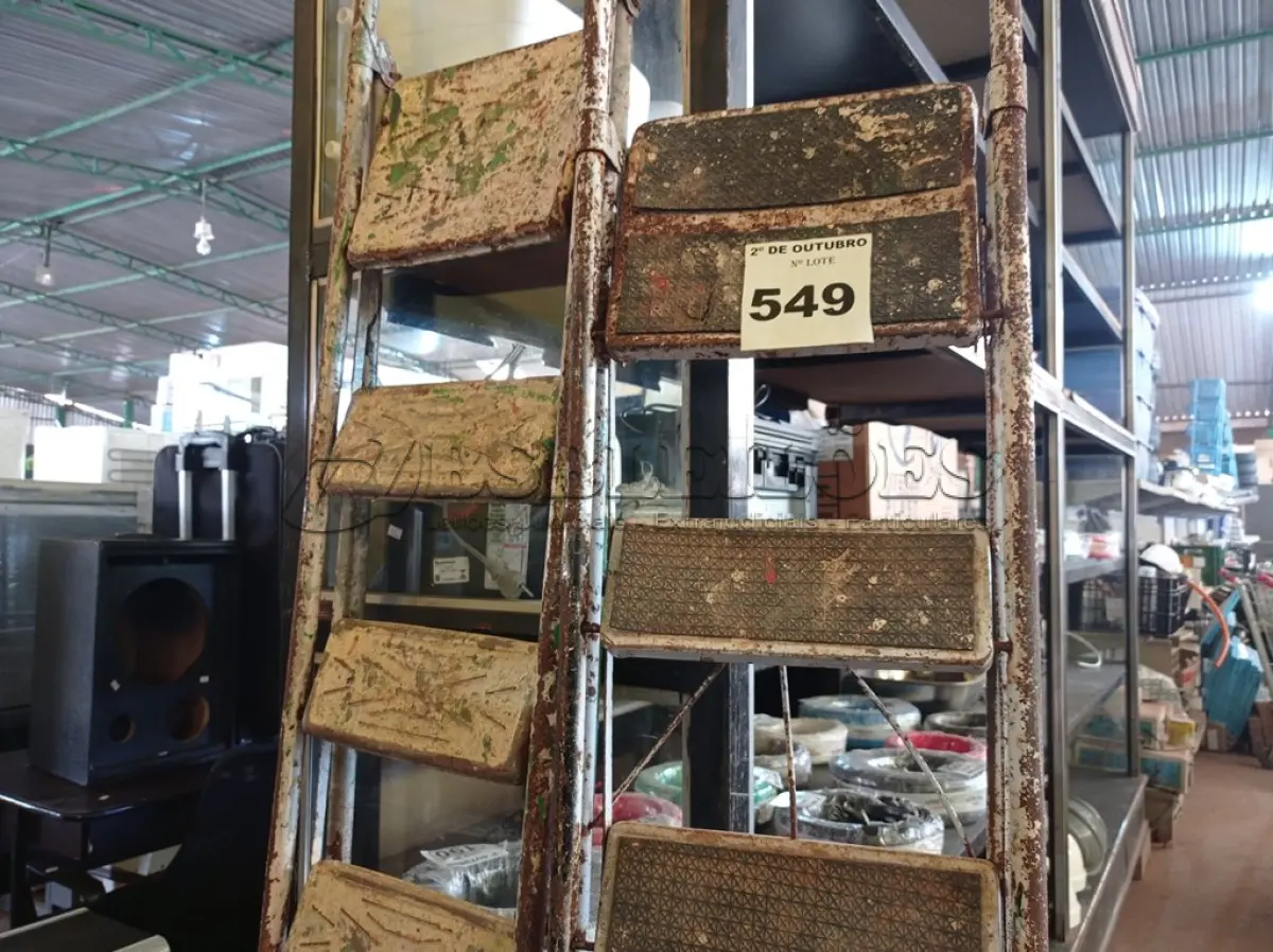 LOTE 549 - 02 ESCADAS DE METAL. (NO ESTADO) ATENÇÃO! FAZER A VISITAÇÃO ANTES DE ARREMATAR, NÃO SABEMOS SE FUNCIONA. LEILÃO NÃO TEM GARANTIA E NEM DEVOLUÇÃO, SUJEITO A POSSÍVEIS AVARIAS VISÍVEIS/OCULTAS E/OU AUSÊNCIA DE COMPONENTES.