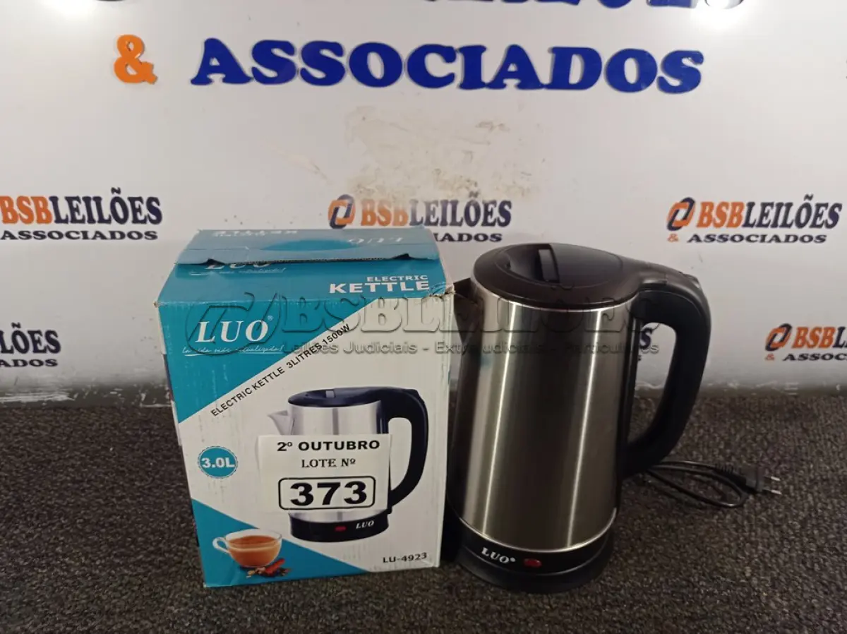 LOTE 373 - 01 JARRA ELÉTRICA 3 LITROS 220V. (NO ESTADO) ATENÇÃO! FAZER A VISITAÇÃO ANTES DE ARREMATAR, NÃO SABEMOS SE FUNCIONA. LEILÃO NÃO TEM GARANTIA E NEM DEVOLUÇÃO, SUJEITO A POSSÍVEIS AVARIAS VISÍVEIS/OCULTAS E/OU AUSÊNCIA DE COMPONENTES.